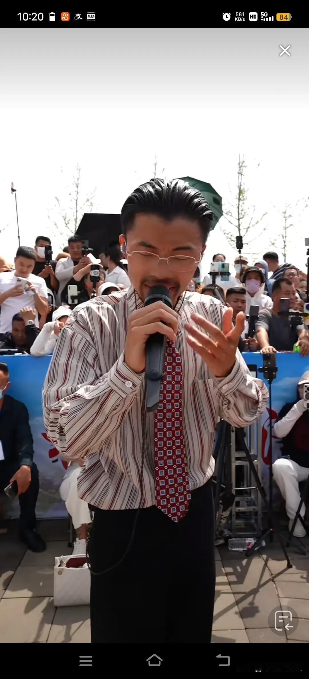 郭有才最终还是像郑州王婆一样，宣传休息几天。

今天郭有才直播结束时宣布，因嗓子
