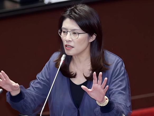 要我说，两千多万台湾人，最勇敢的人不是邱毅，洪秀柱，郁慕明，也不是高安国，馆长陈