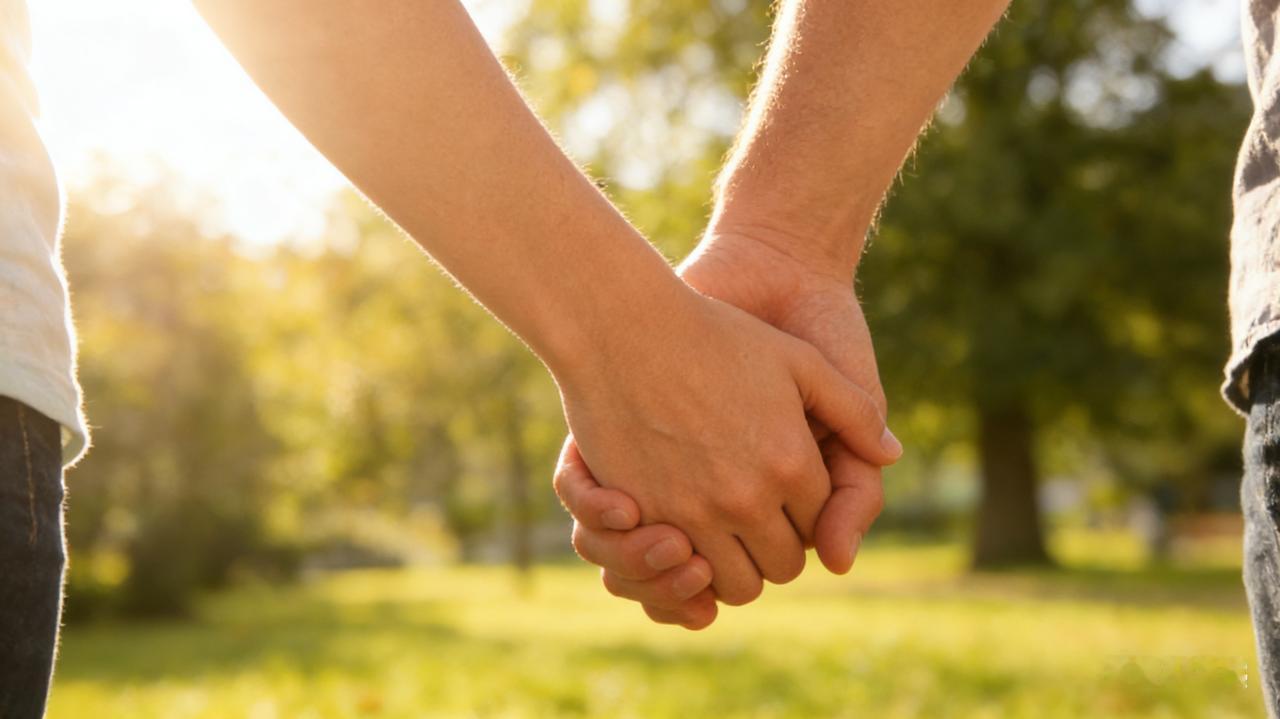 “男人是女人的补药，女人是男人的毒药”，这句俗语带着浓重的刻板印象，实在经不起推