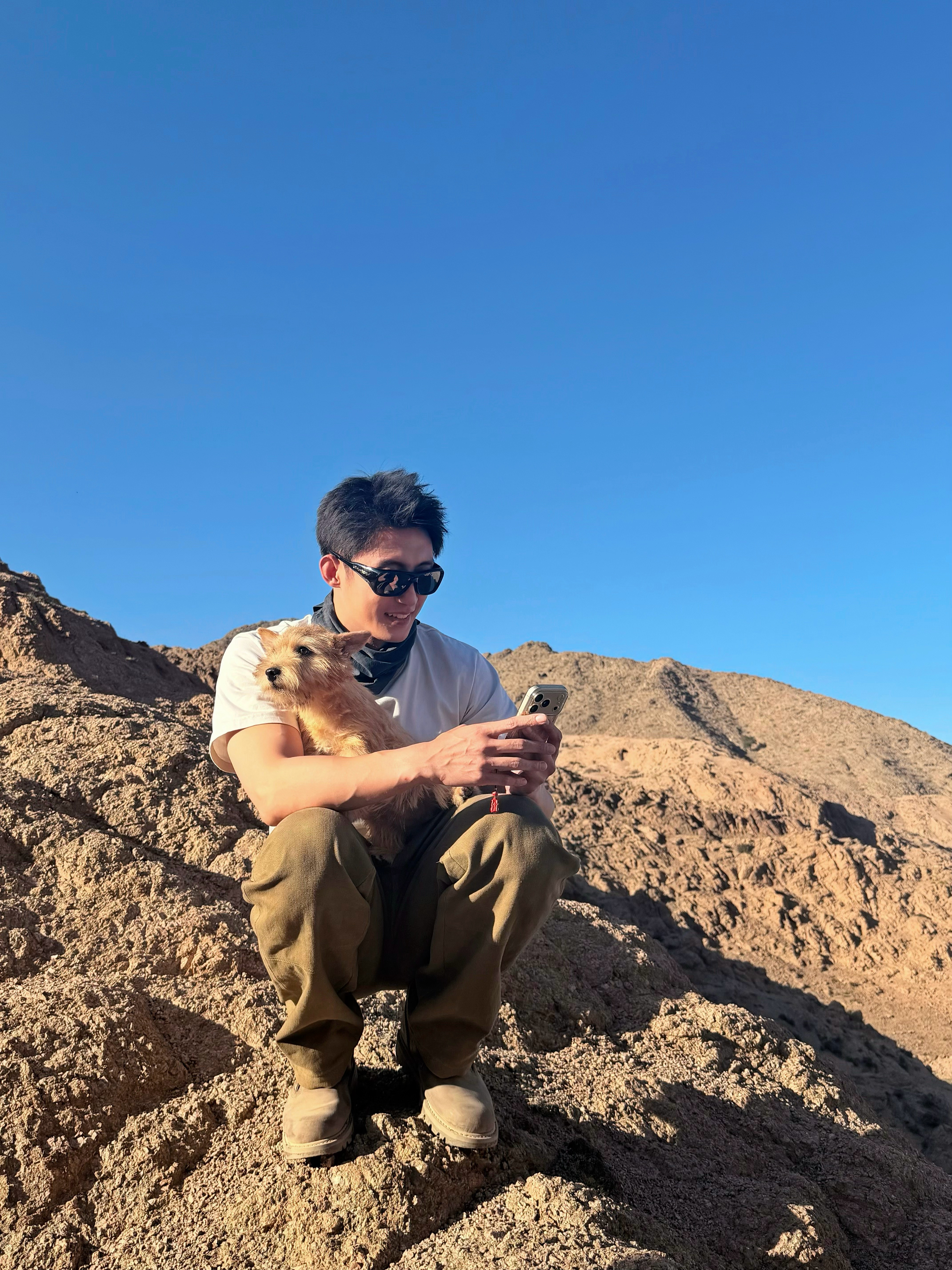 黄景瑜[超话]黄景瑜晒和夏天大王合照黄景瑜看自己拍的照片一脸自豪 ​​​黄景瑜晒