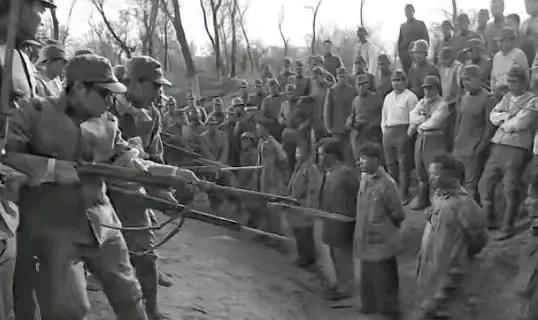 1941年，河北某地，一排被日本鬼子俘虏的国军双手被绑着，日寇新兵正在练习刺杀。