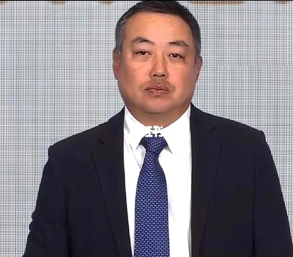 刘国梁现在怎么变成这样了？脸色铁青印堂发黑，整个人看着状态非常差，目光也非常呆滞