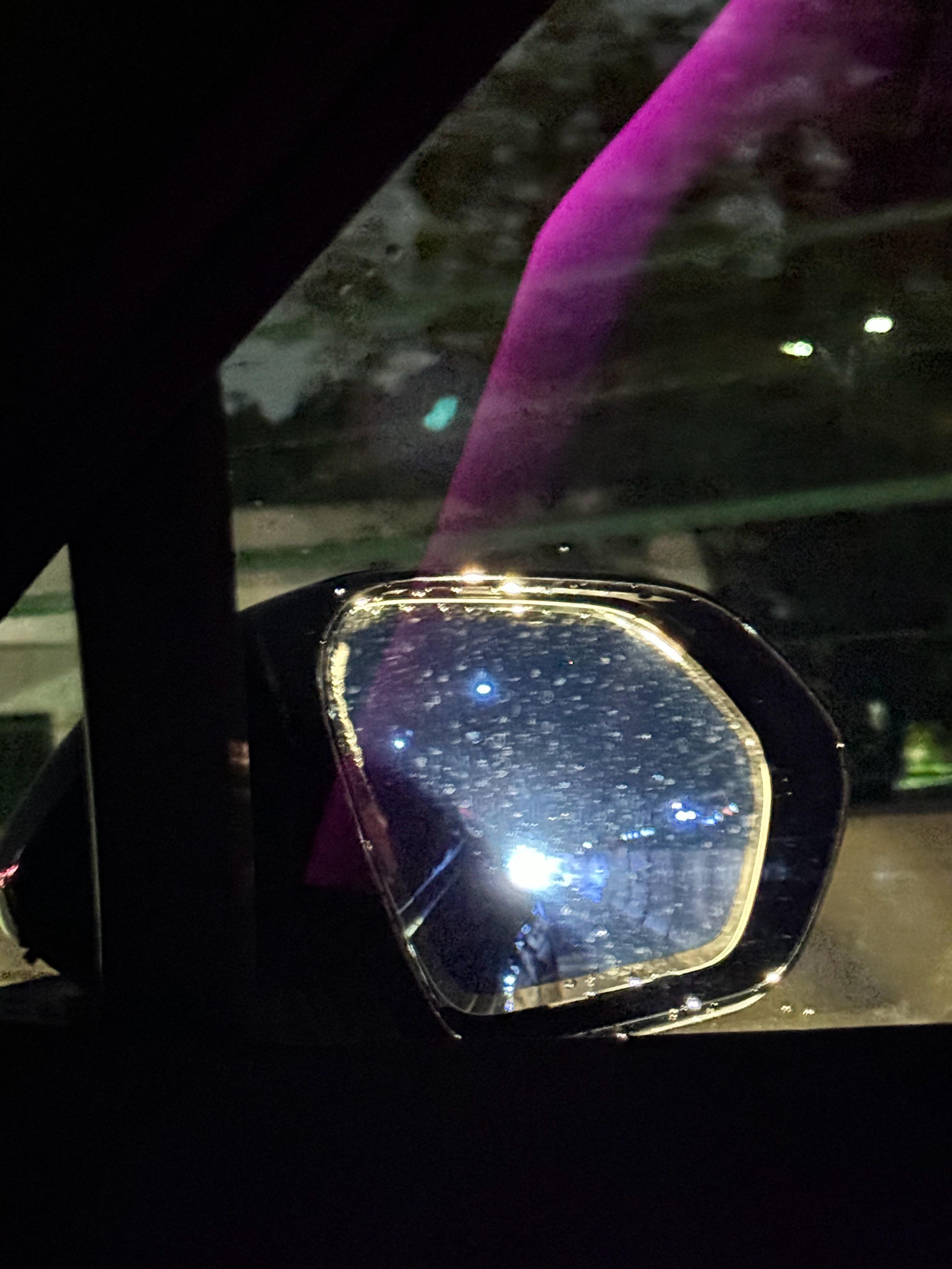 现在豪华品牌的很多车型都阉割了副驾后视镜防眩目，只保留了主驾和后视镜防眩目～[并