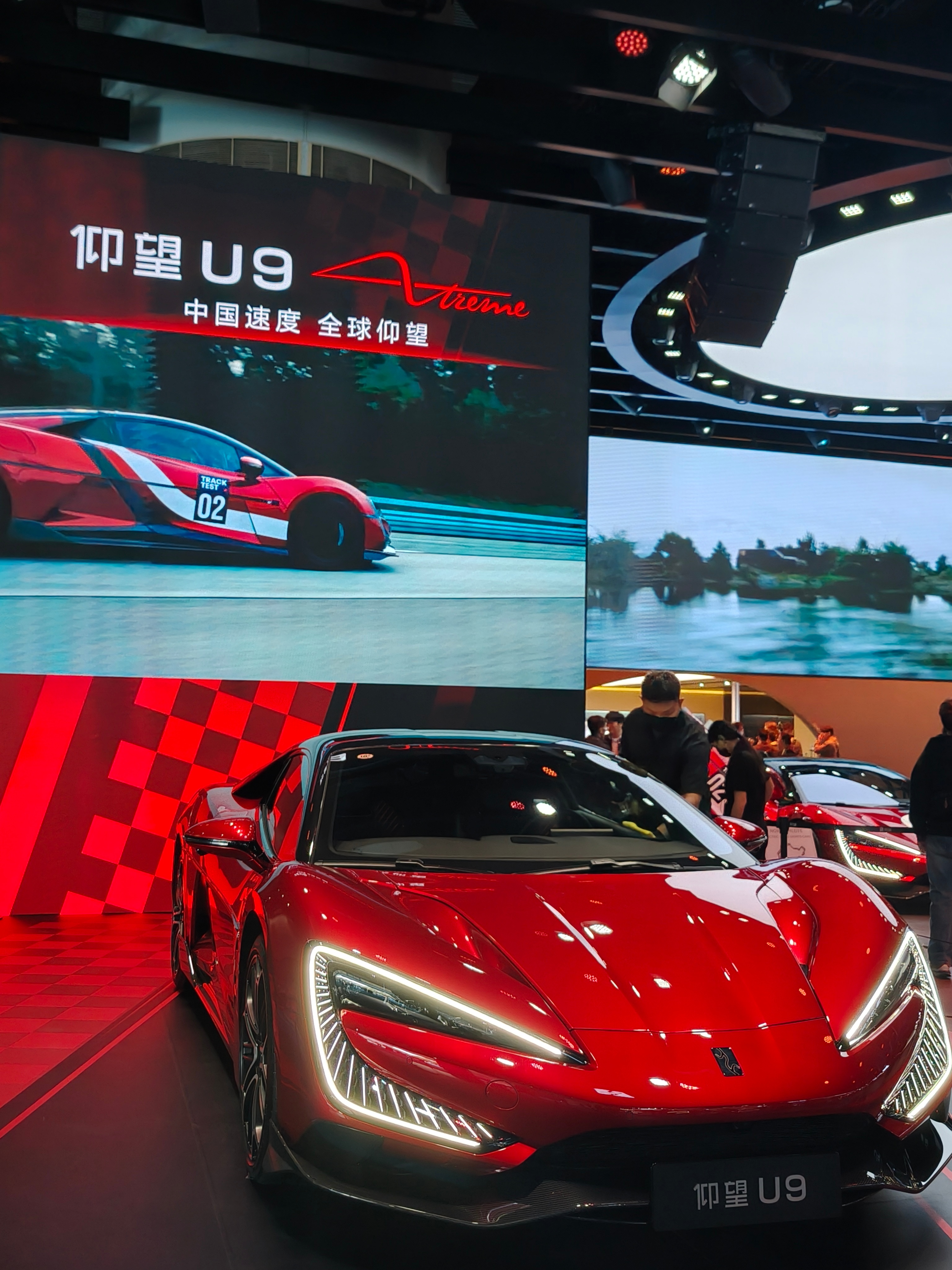 广州车展仰望展台三车齐发，超跑U9X、全尺寸SUV U8L鼎世版、旗舰轿车U7三