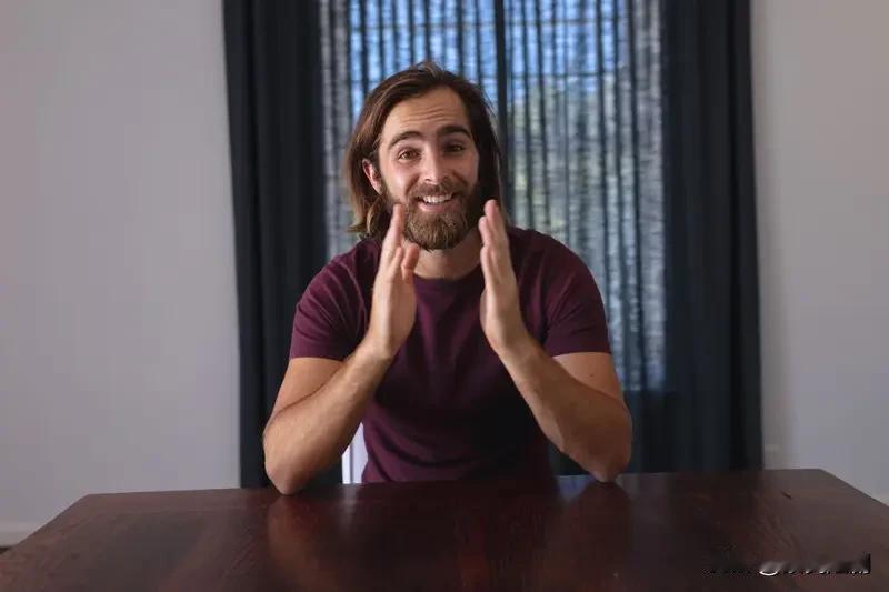 我对搞笑视频简直爱到极致！就拿银猴长尾山雀的搞笑视频来说，这小家伙有个外号叫小肥