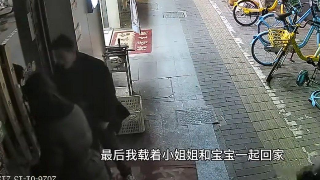 买水果发现异常提醒店员后不放心 这男的感觉到了自己的行为让人家认为是坏人。那么问