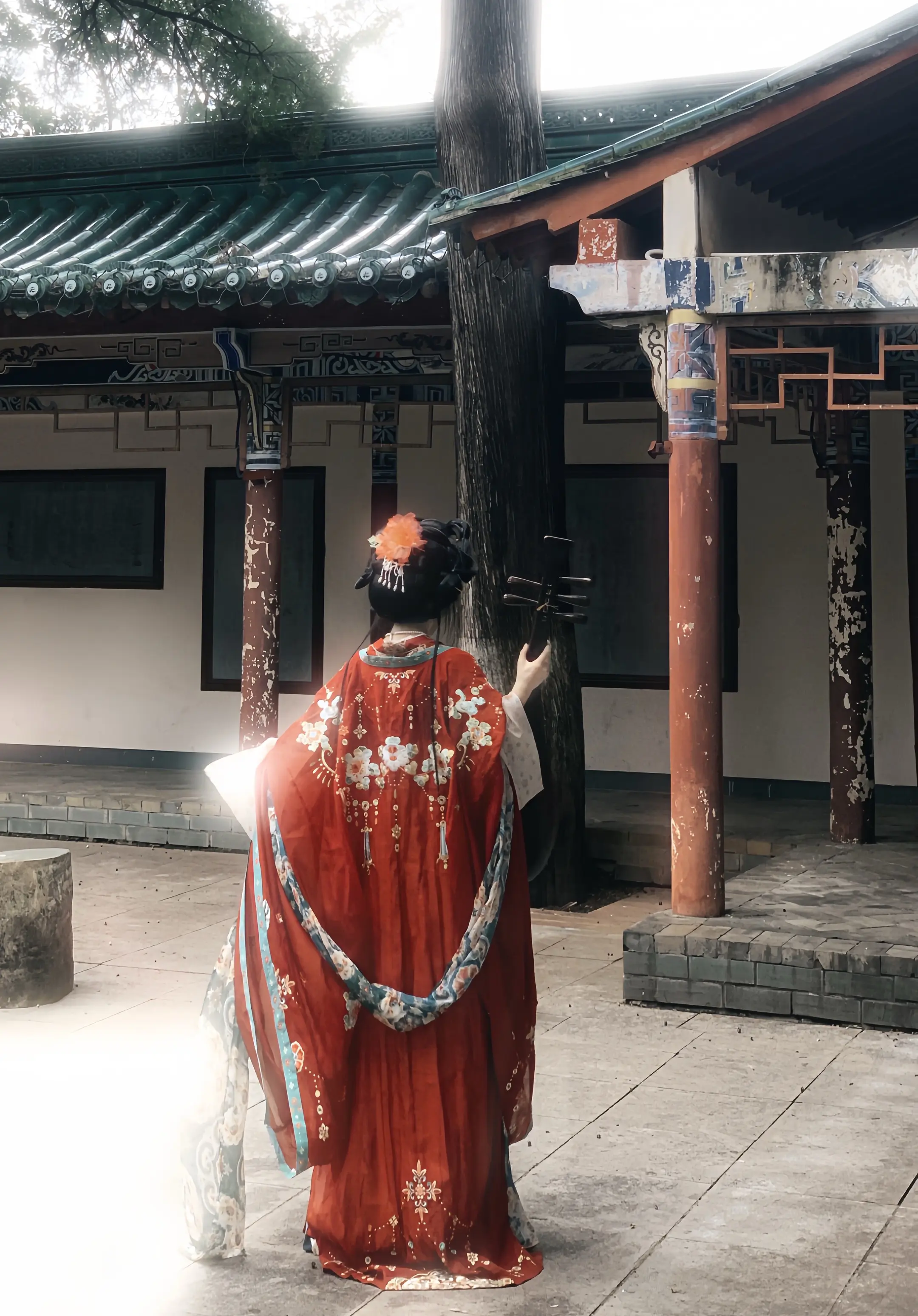 我真的很累很累，再美的衣服也没有动力拍了。怎么休息都不够，提不起任何兴趣