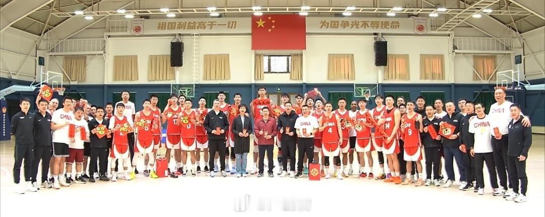 中国男篮此次14人大名单：后卫：赵继伟、廖三宁、赵睿、高诗岩、胡明轩、贺希宁；锋