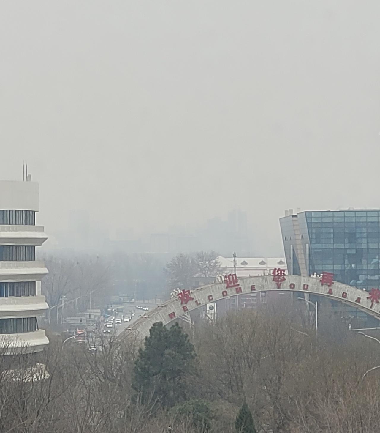 北京今天与昨天一样轻度雾霾。啥也不说，直接上照片与北京及上海长沙的天气预报。