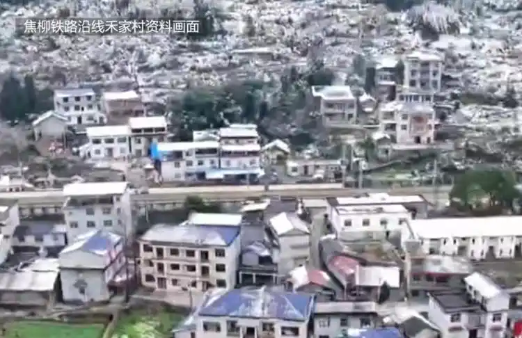 潮评丨火车穿村致19人身亡，悲剧不该一再上演
