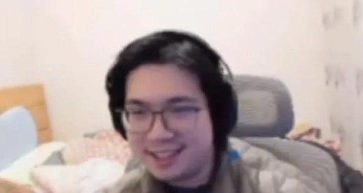 emo说他们现在这队伍没什么体系的，百分之八十就看自己发挥。每个人都是在家里，连