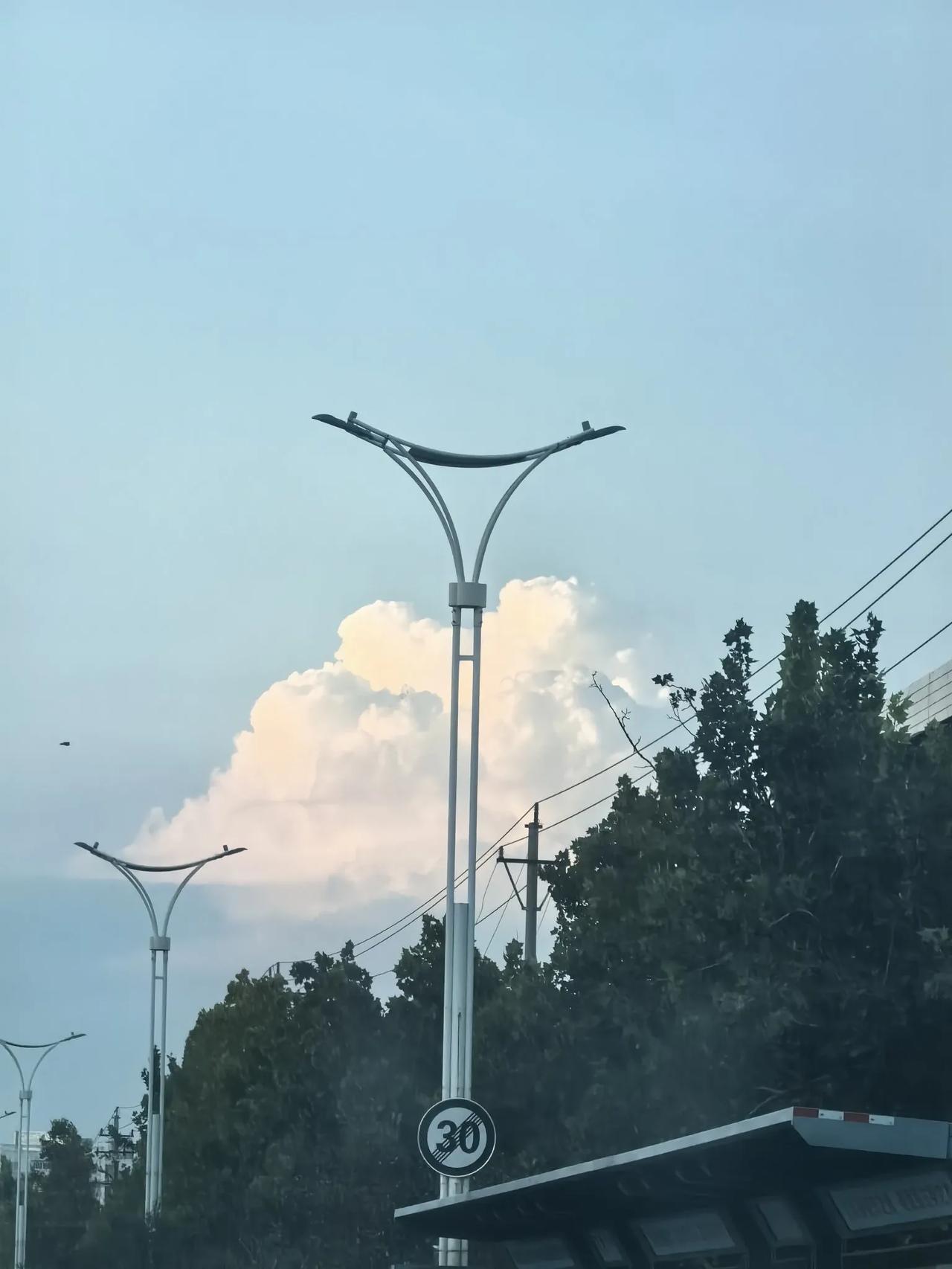 家乡的天空，家乡的云。