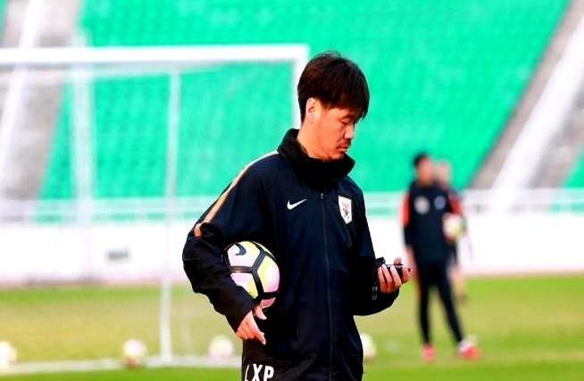 崔康熙走人，李霄鹏上位？
别急着喊“回家了”。
他带过泰山，更衣室熟，保级有功，