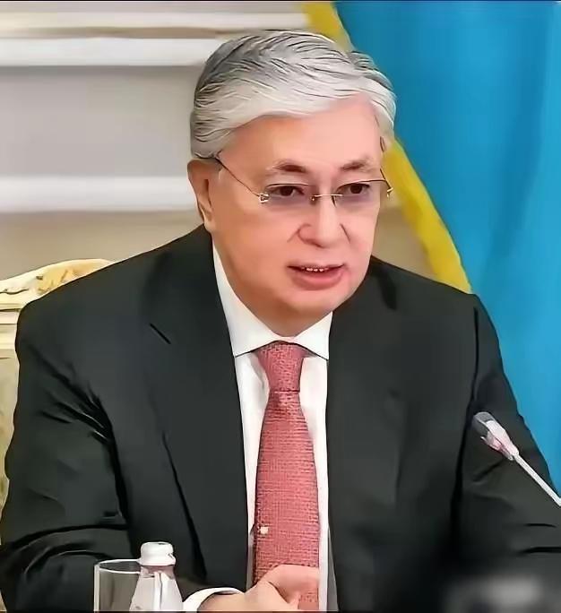 托卡耶夫在国际大场合喊出“保持克制”，这大实话太敢说了！如今国际局势里，有些大国