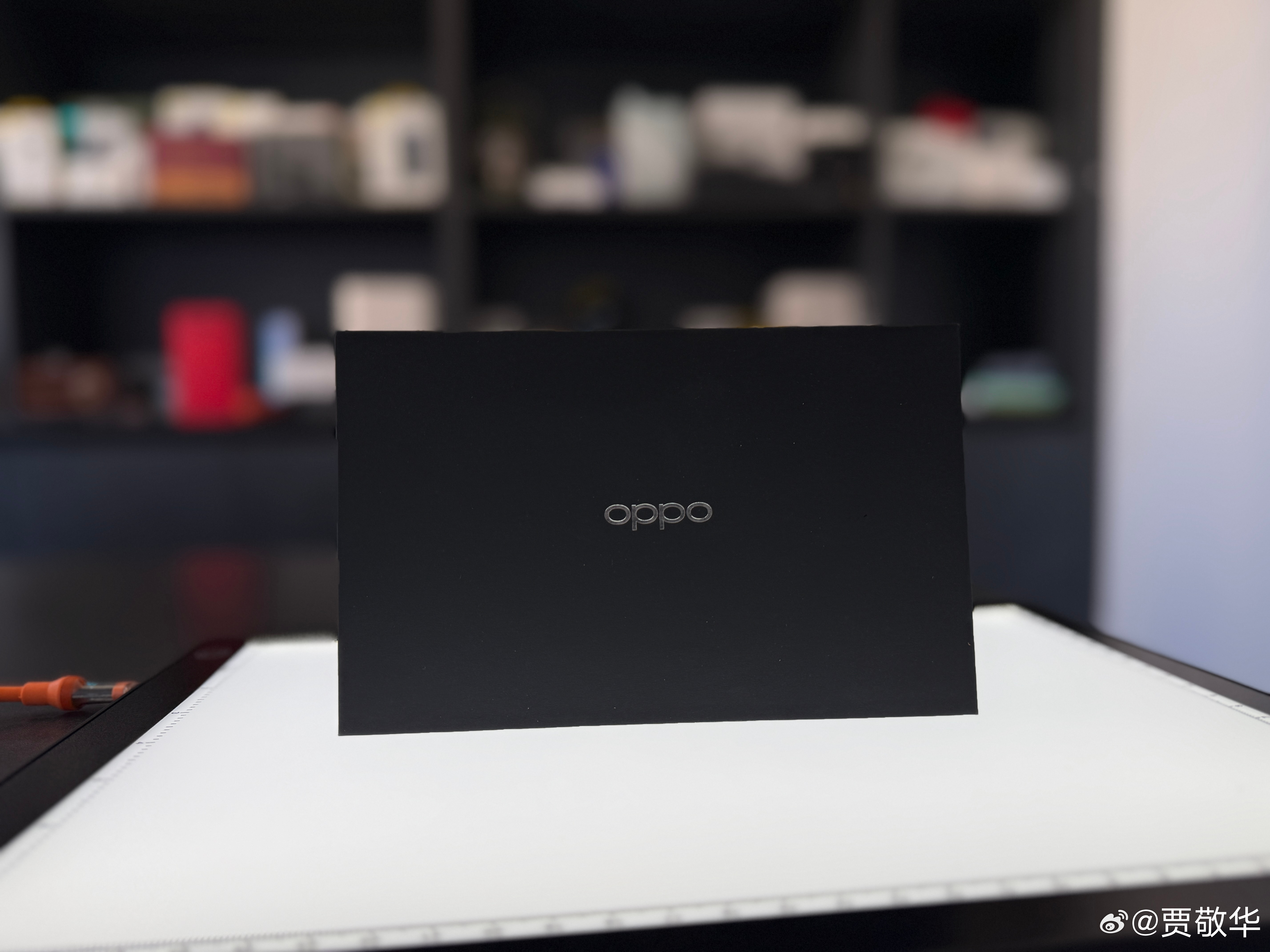 刚收到OPPO发布会的邀请函，装备非常专业，有观片目镜，有胶卷，还有专业的观片台