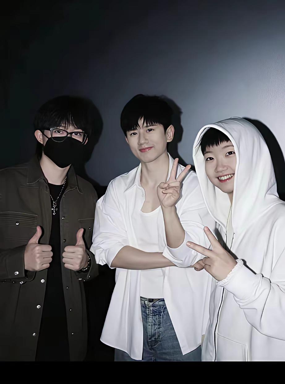 他们仨的合影还是让人吃惊了？
感觉是风马牛不相及的，
但又是那么的和谐，
虽然一