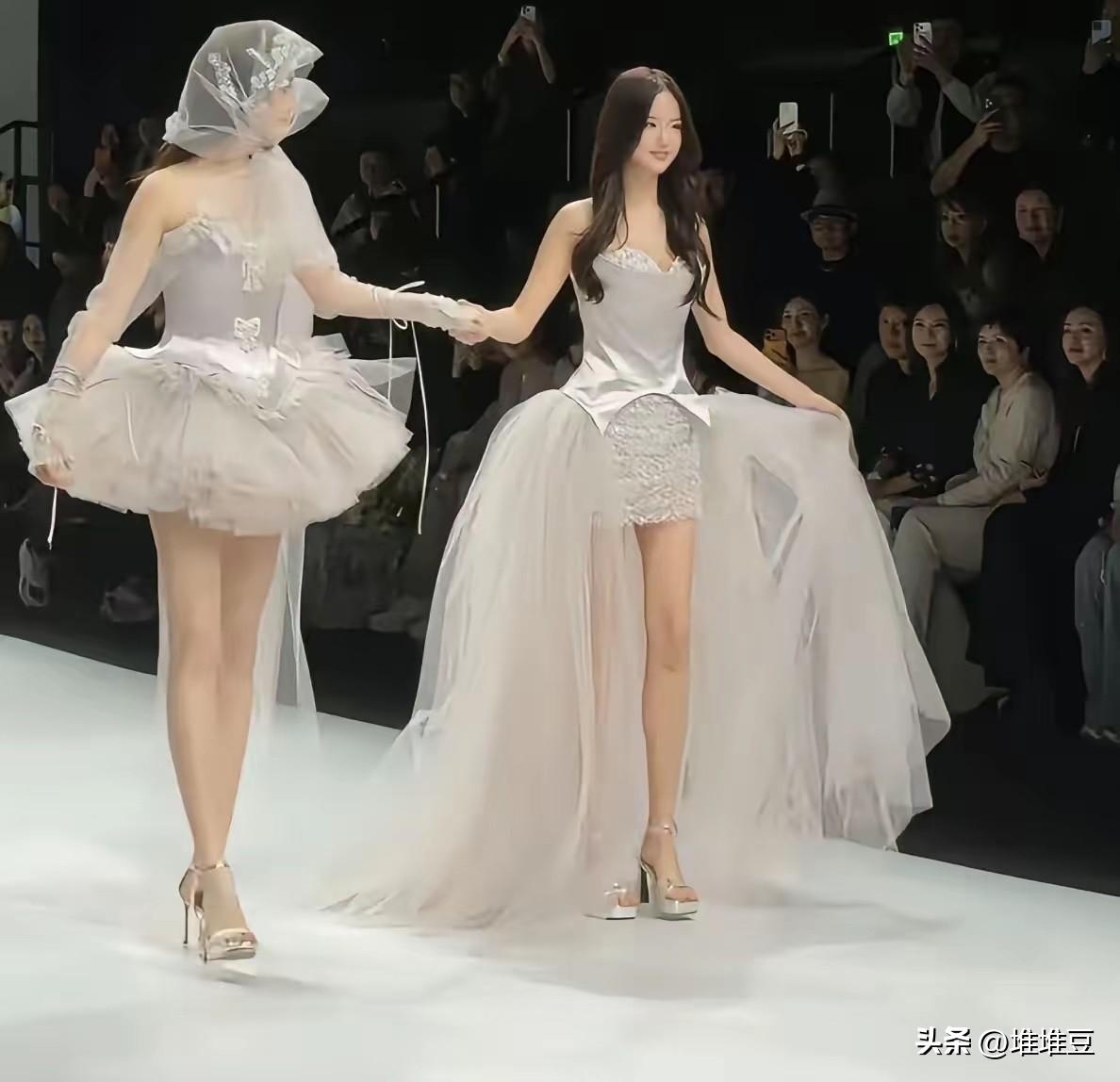 钟丽缇女儿考拉
“浴室自拍隐私风波”后首秀，
一个动作撕碎“姐妹反目”谣言

先