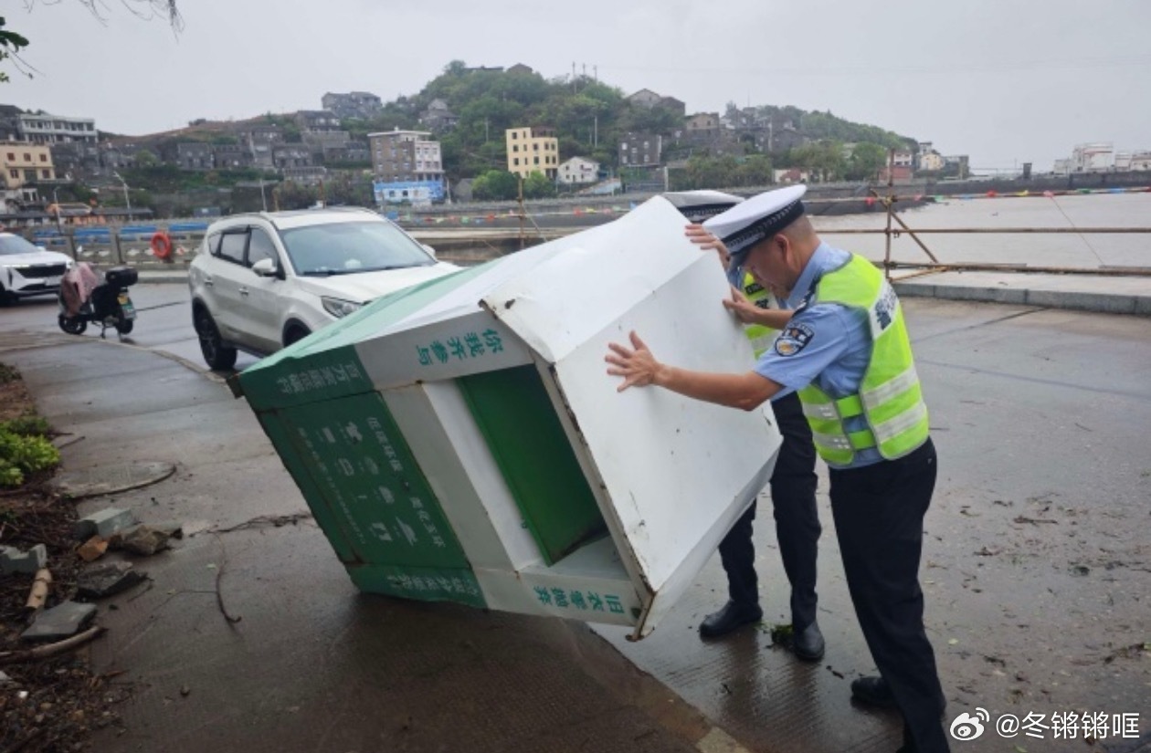 台风“白海豚”过境后 台风白海豚过境风雨渐歇，台州各地交警迅速投入道路保通工作，
