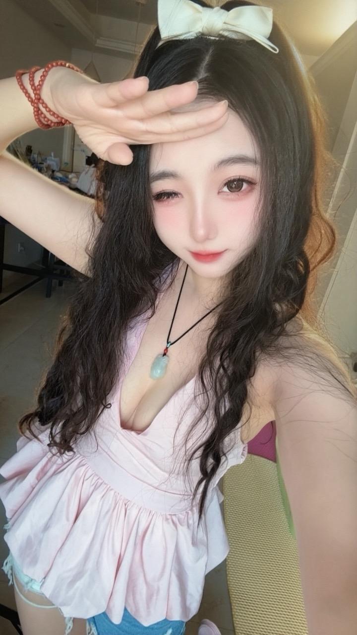 粉色的草莓蛋糕。