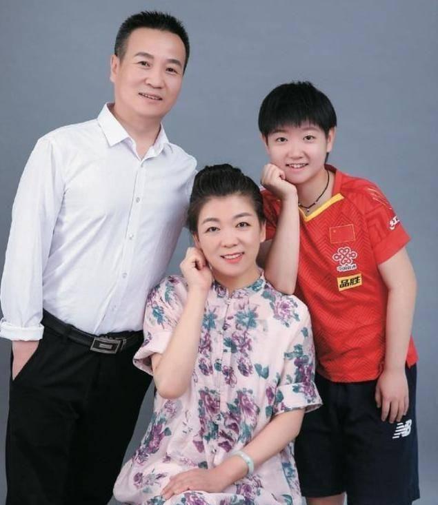 孙颖莎和爸妈合照，爸爸妈妈看着好有气质，妈妈温文尔雅，爸爸年轻时一定也是玉树临风