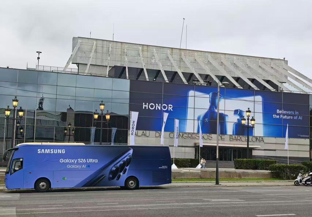 MWC2026有点意思，有朋友也许记得在十年前三星各种“贴脸”开大狙苹果，今年开