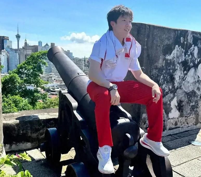 王楚钦坐古炮台拍照惹争议，被吐槽没修养，也有人觉得应该有明显的禁止标识。
 
为