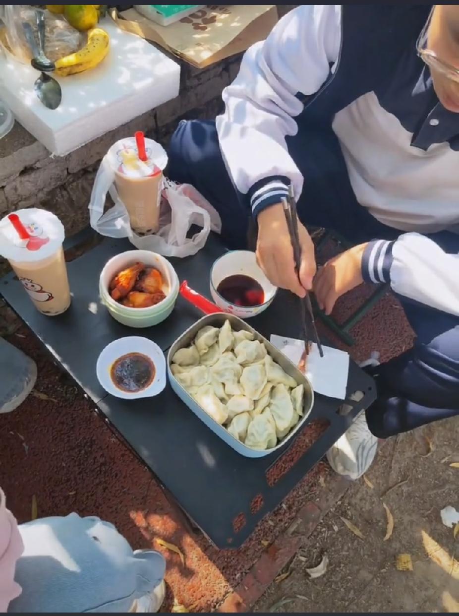 问大家一个问题
你愿意放下手头的事
推掉工作，陪初三的孩子吃顿午饭吗
带上亲手包