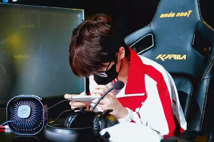 AG花花名场面复刻以一敌多的画面复刻得超有感觉，看过原版的都懂这种熟悉的震撼 