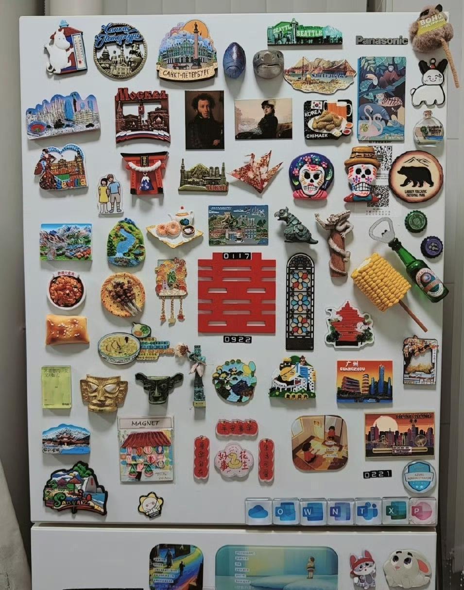 最近刷到冰箱贴一定要经常挪挪位置的话题，突然冒出个灵魂拷问：这黏在冰箱上的小玩意