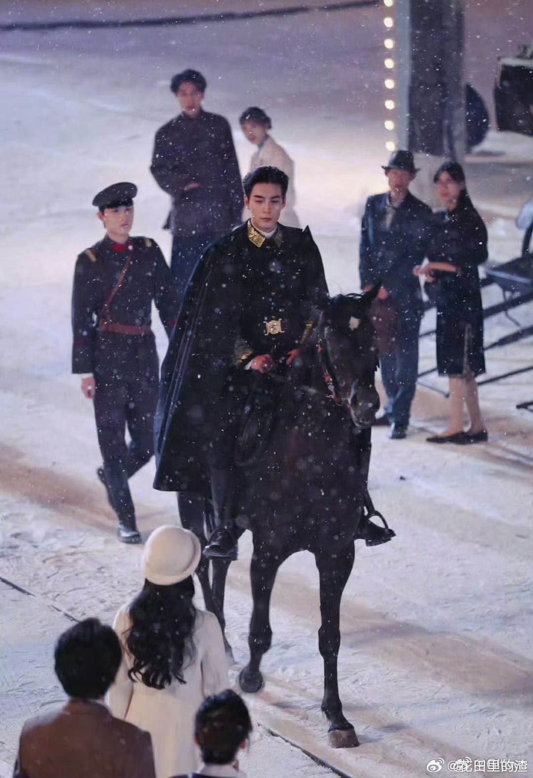 陈星旭骑马我穿婚纱 陈星旭军装骑马造型太惊艳！《轧戏》里身姿挺拔气场拉满，护短护