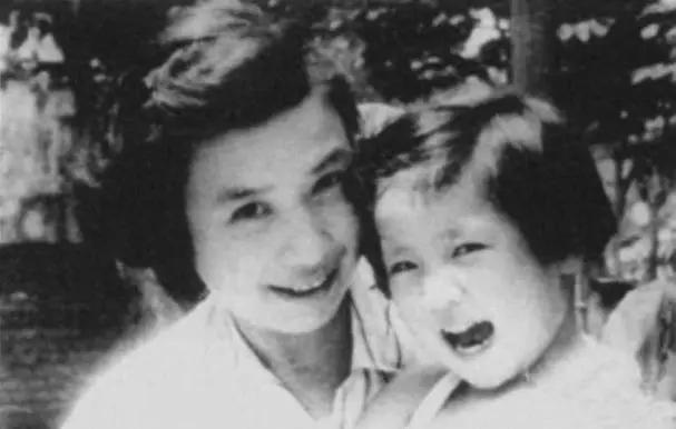 孙维世夫妇被关后，其养女为自己改名换姓，隐姓埋名移民去了加拿大
周总理夫妇对孙维