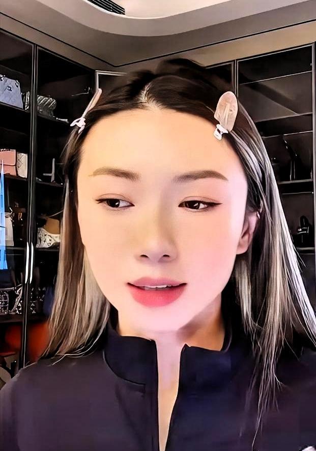 程晓玥被骂上热搜，我是真替她冤得慌。人家刚生完二胎，复盘个早年分手经历，愣是被掐