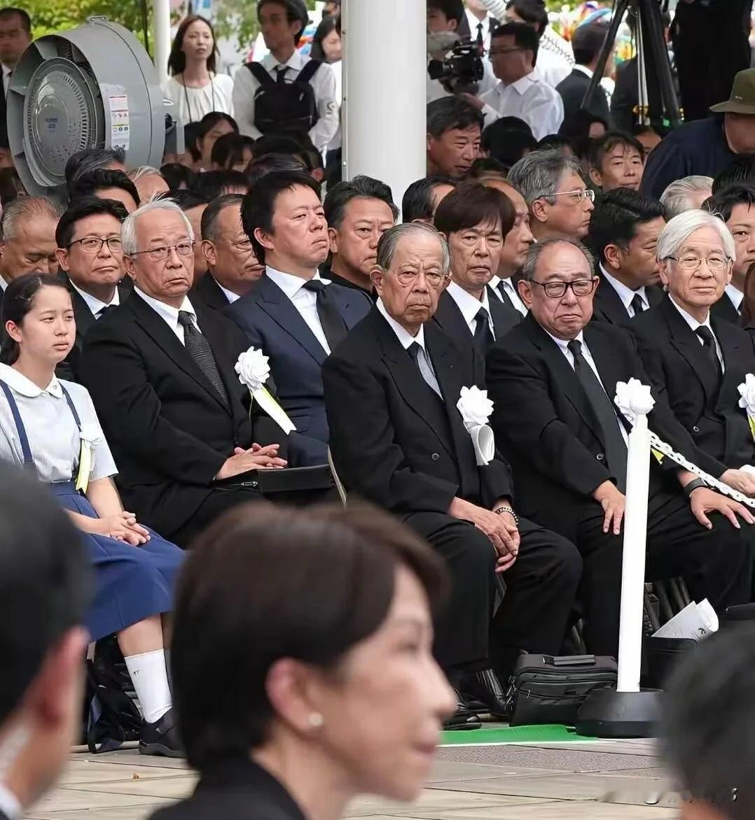 投降日还拜战犯！日本右翼又在耍花样，以后估计还会搞事。
8月15日是日本战败投降