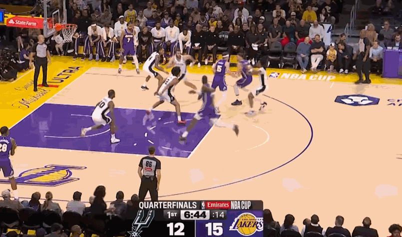 东契奇挡拆助攻底角八村进三分，这战术不错湖人vs马刺