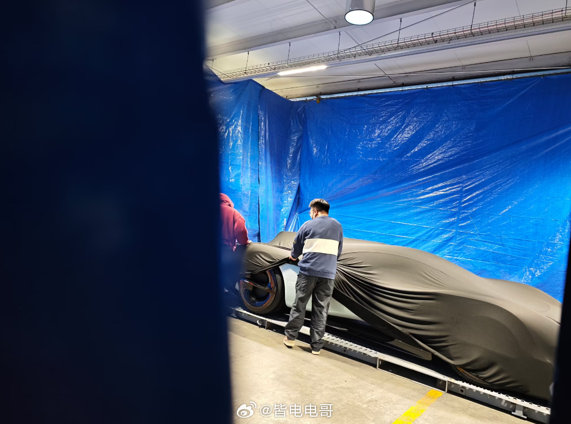 Coming soon...小米汽车放出预告，明天给大家准备了惊喜海报中仅透露出