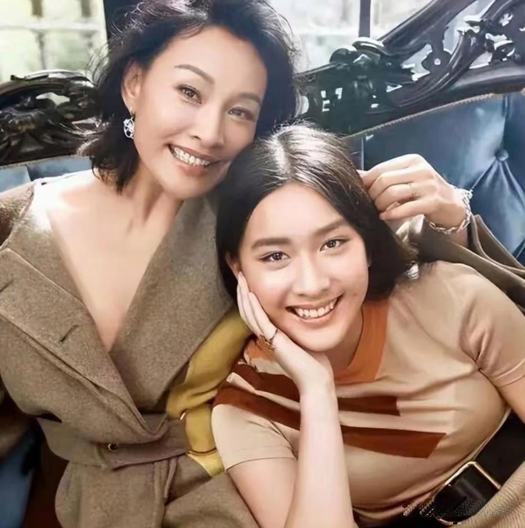 1998年，陈冲结婚6年多，与美国老公彼得一直没有怀孕，两人就从中国领养了一对双