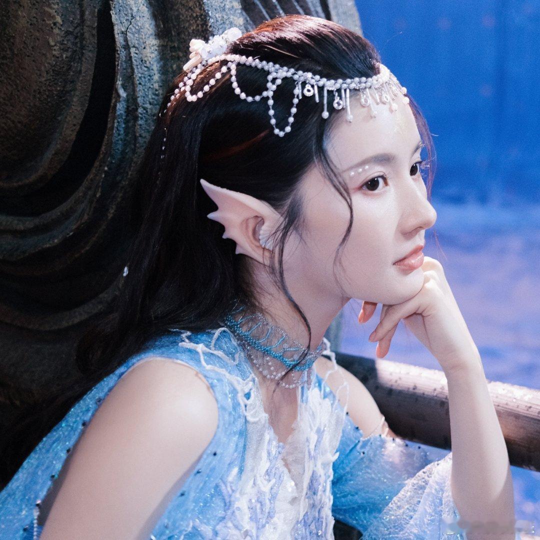 #硬糖少女303##刘些宁# 今日份糖妹新鲜物料刘些宁《烈焰》工作室更新贝儿剧照