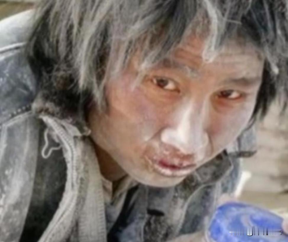 2007年，大学生崔松旺伪装成流浪汉，浑身散发恶臭，牙齿布满污垢，每天在垃圾桶旁