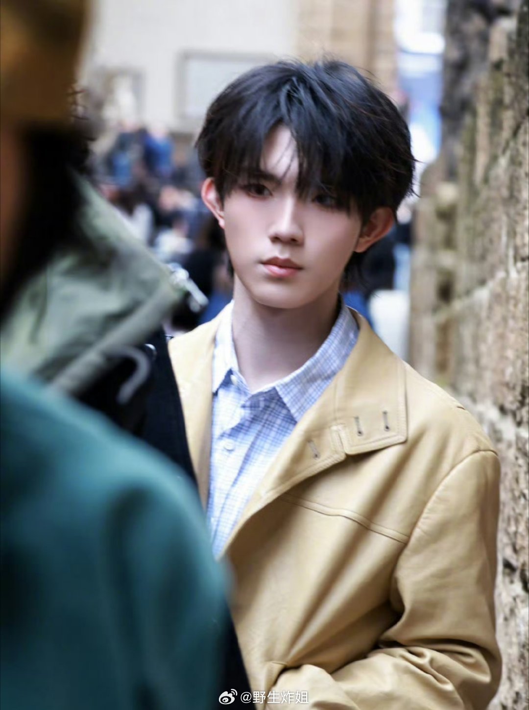 有网友在佛罗伦萨的街头偶遇到了苏新皓，小小少年在国外街头晃悠呢，苏新皓这少年感你