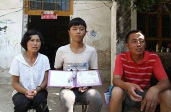“最励志的孩子！”2014年，广西一13男孩父母双亡只能靠捡垃圾为生，没想到六年