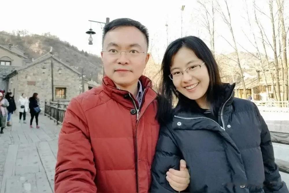 主持人说，我们都会展现脆弱，但是蔡磊总，他无论是面对公众，还是他的一些不舒服，他