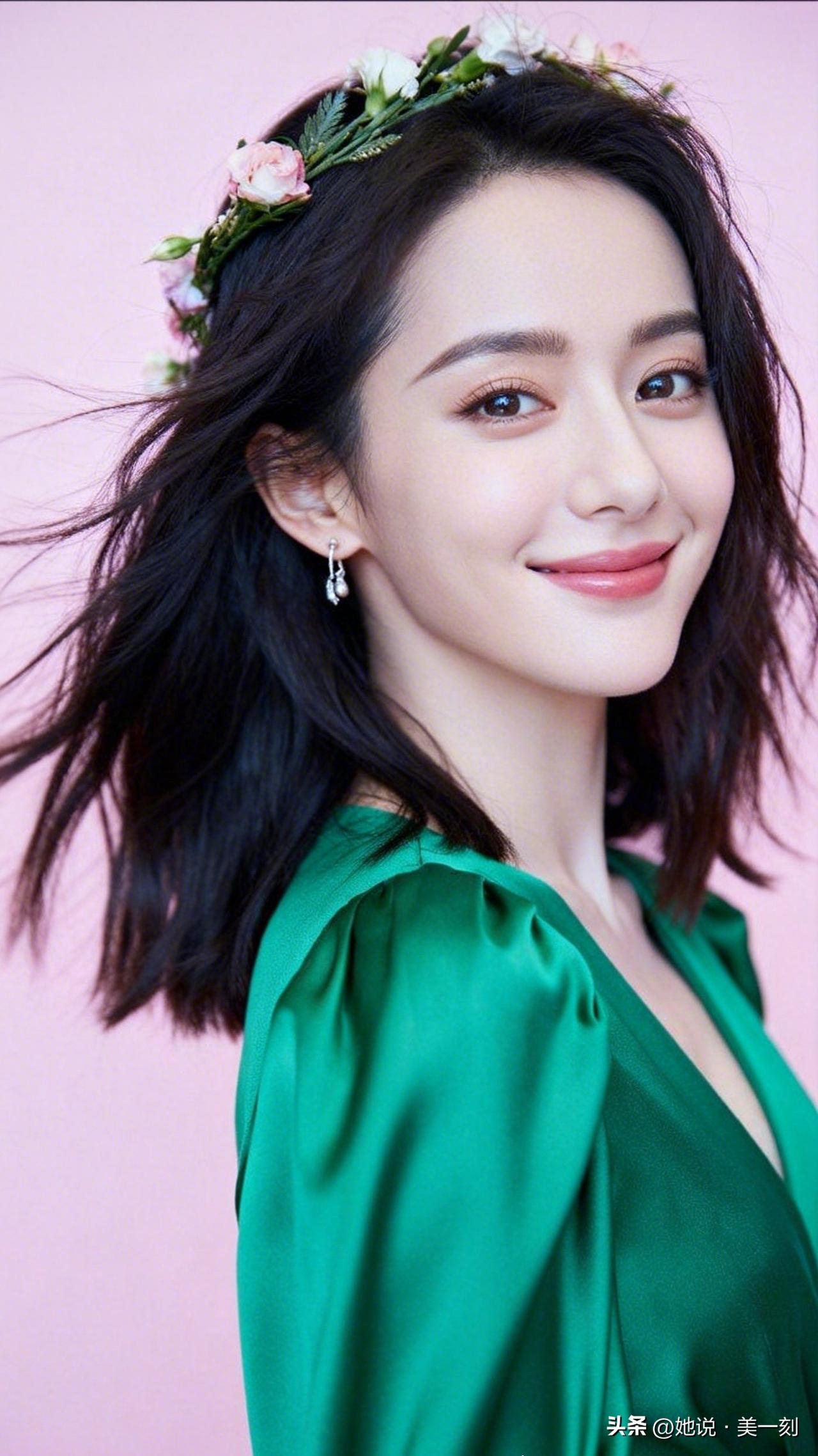 温柔甜美的少女，粉色背景下的清新穿搭。优雅自信穿搭分享