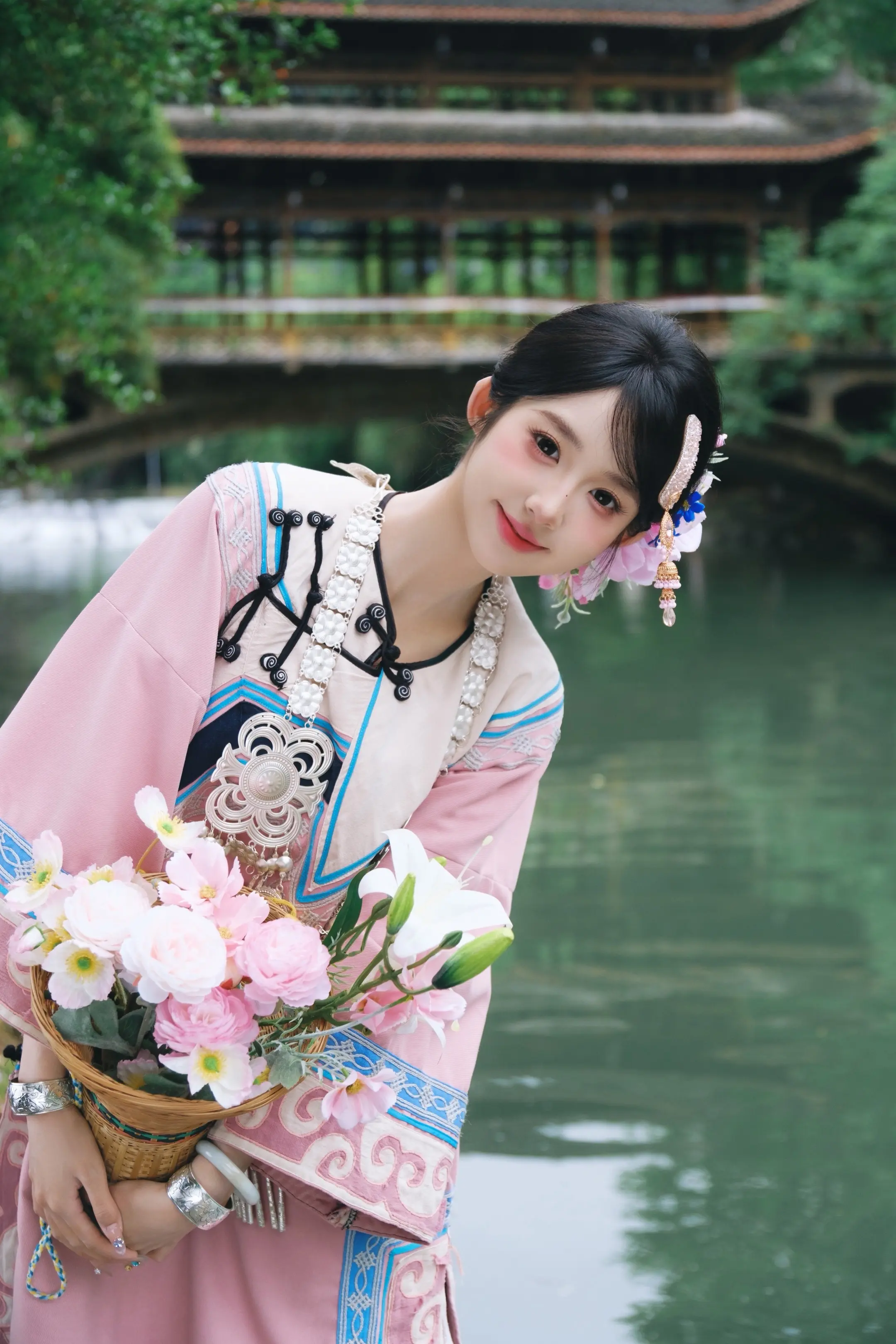 风吹过故乡，绿叶黄花
