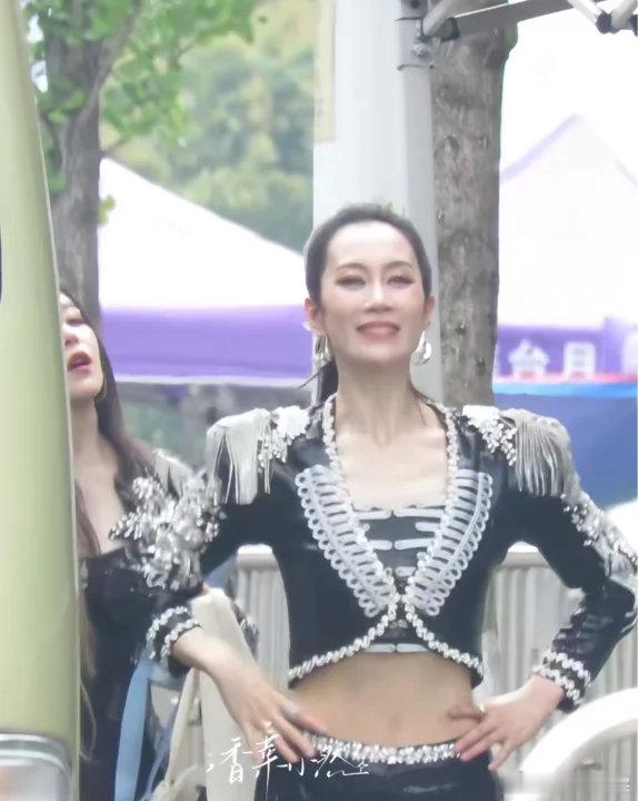 温峥嵘身材温峥嵘腹肌温峥嵘身材这个腹肌浪姐四公妆造图