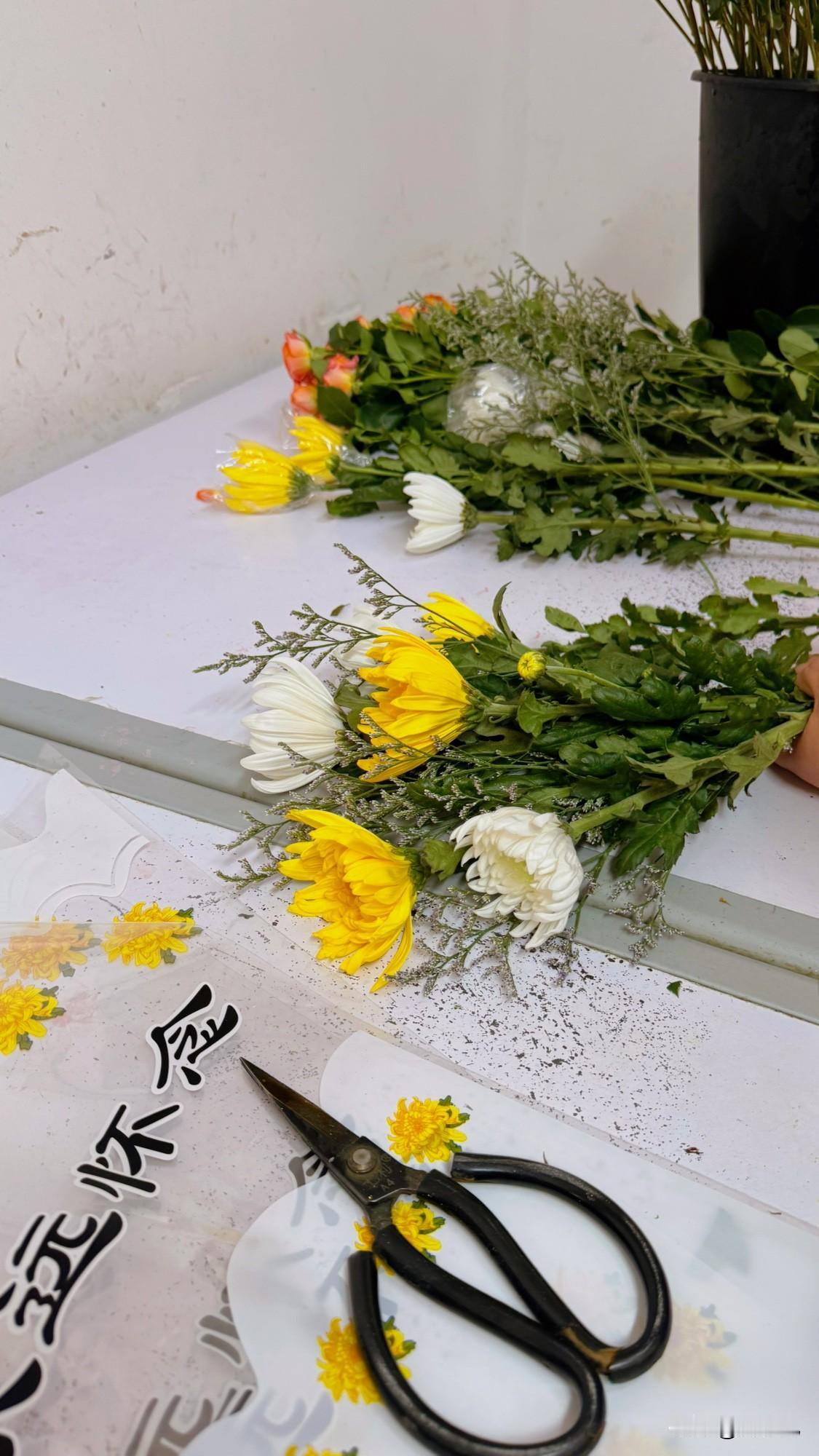 今天带儿子扫墓，订两束菊花，给父母也给父母的邻居，很多年来即给父母扫墓，也没拉下