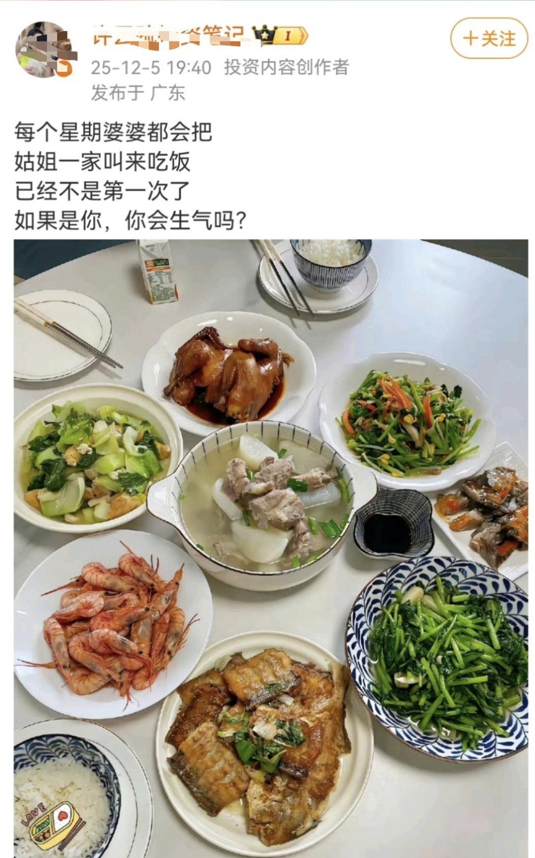 第一天，她劝网友要爱护动物，不要杀生。

第二天，她却对着满桌的肉菜发牢骚，不想