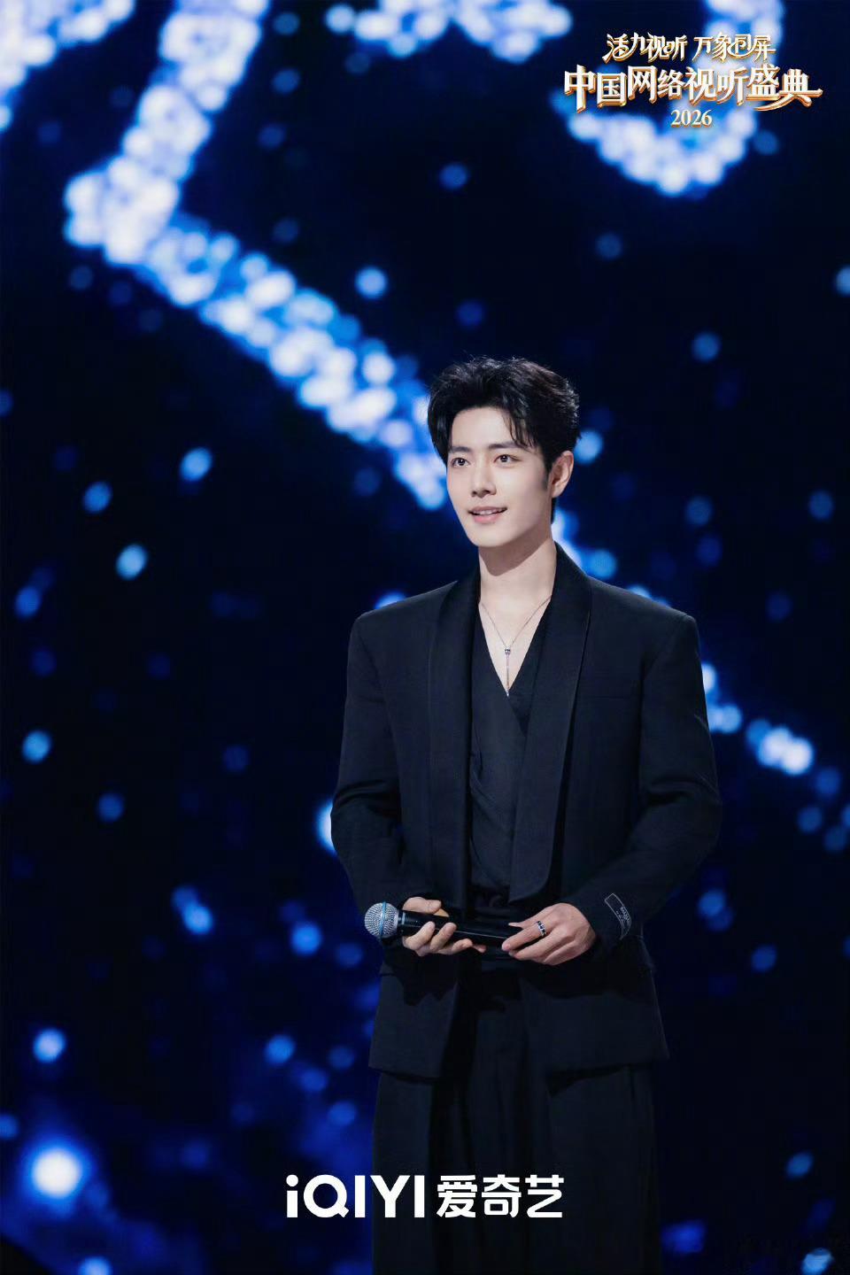 肖战网络视听盛典舞台剧照，爱奇艺今天疯狂眨眼，肖战就这样带着巴尔曼春夏季全球首穿