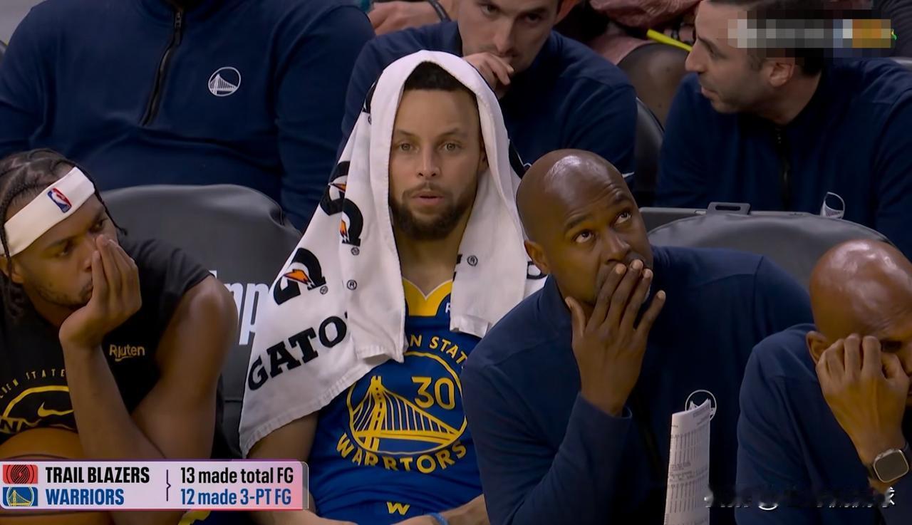 勇士当家球星库里真是太让人捉摸不透了！在今天勇士主场迎战开拓者的比赛中，目前双方