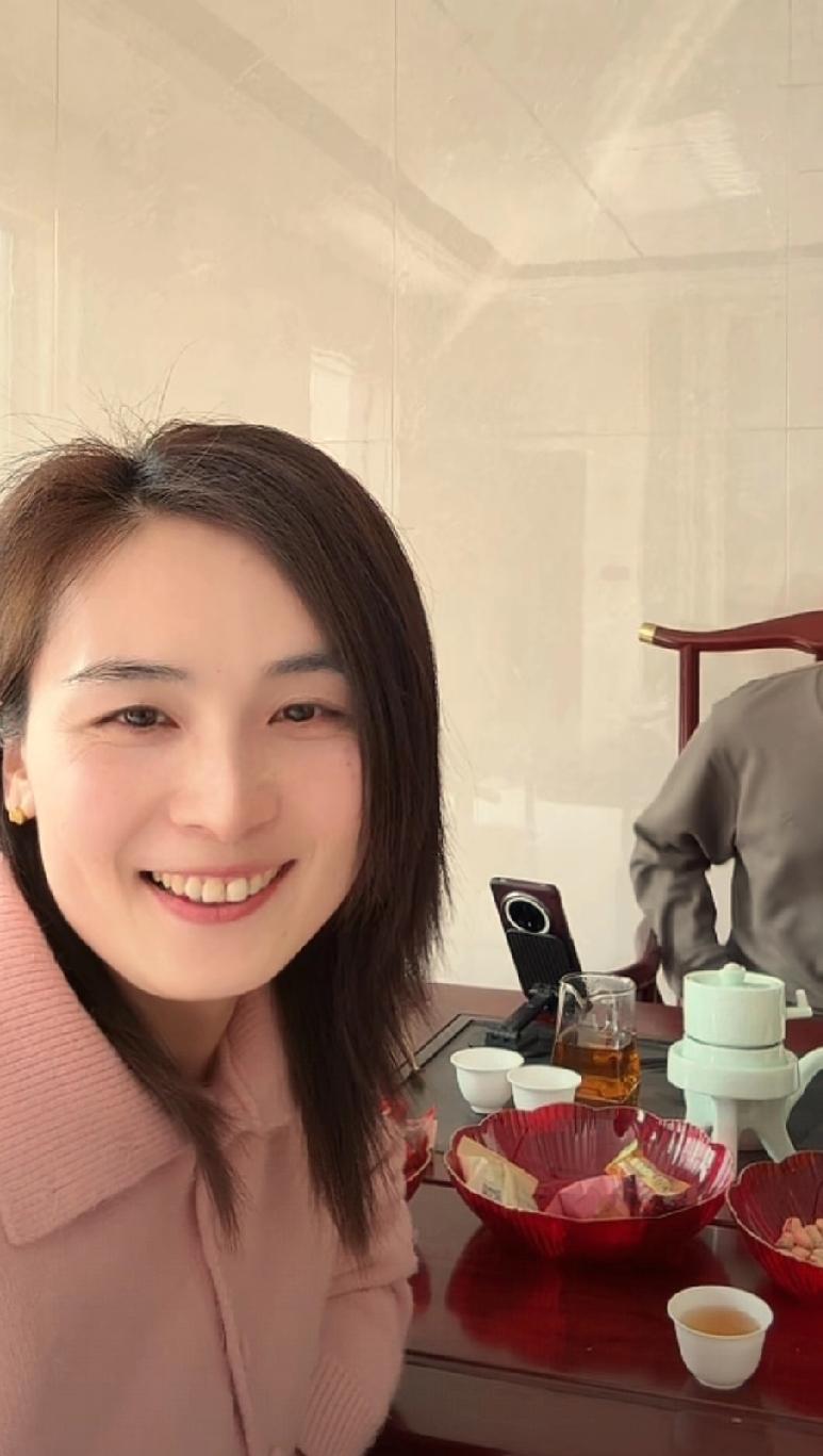 指甲缝里的土还没洗，直播间人气卡在9890。另一边，师父厉怀远已经彻底隐身。
你