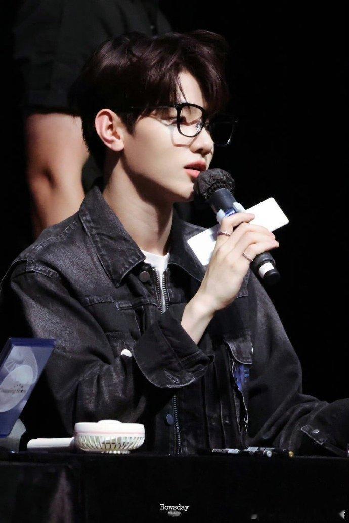 #章昊第一章回国##章昊抵达上海签售会# 章昊回国签售，他的热情和专注将感染每一